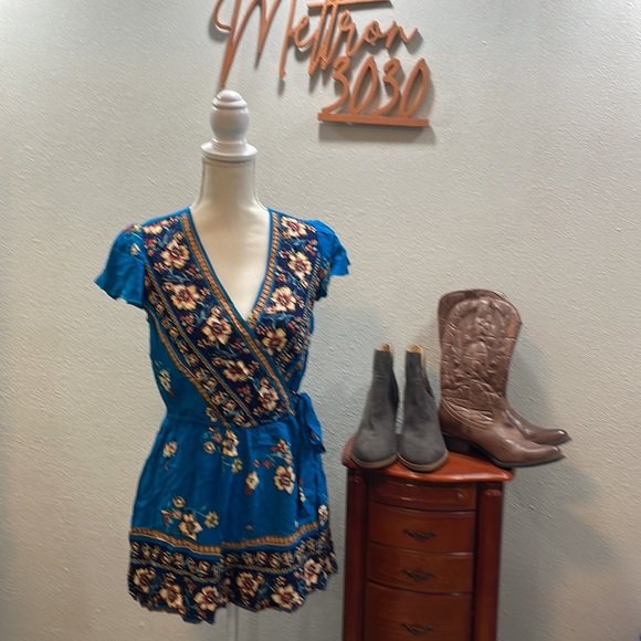 Faux Wrap romper with pockets! New without tags! Bohemian floral - Picture 2 of 6